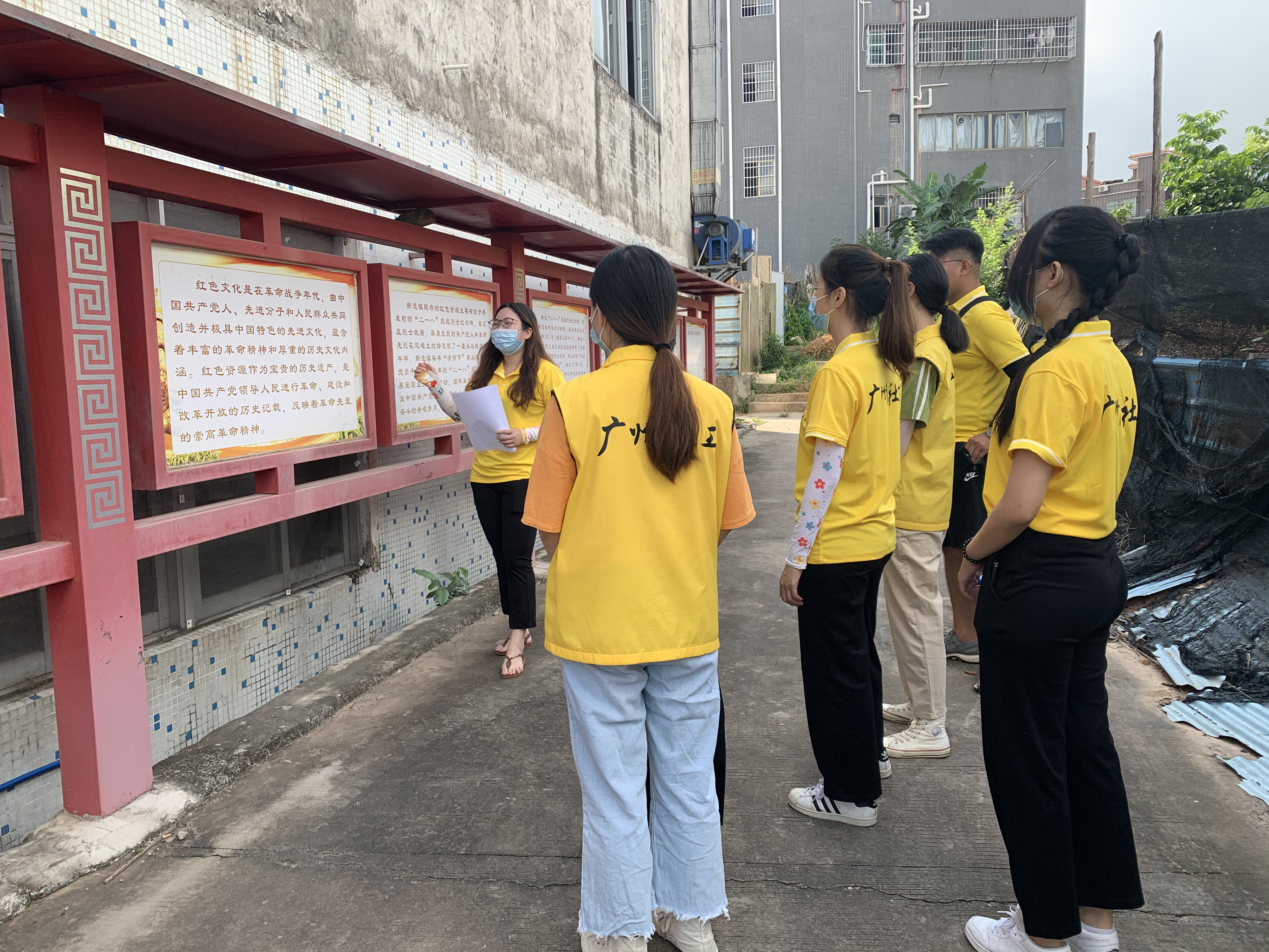 “缅怀先烈守初心，追寻红色足迹” 新造镇社工站开展党建带团建主题活动